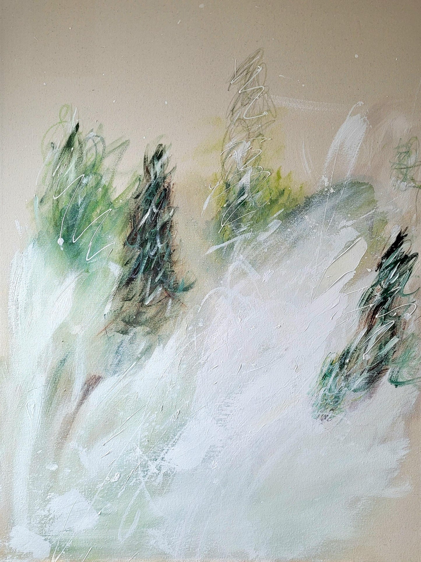Peinture abstraite de paysage hivernal avec arbres verts et touches de blanc vaporeux