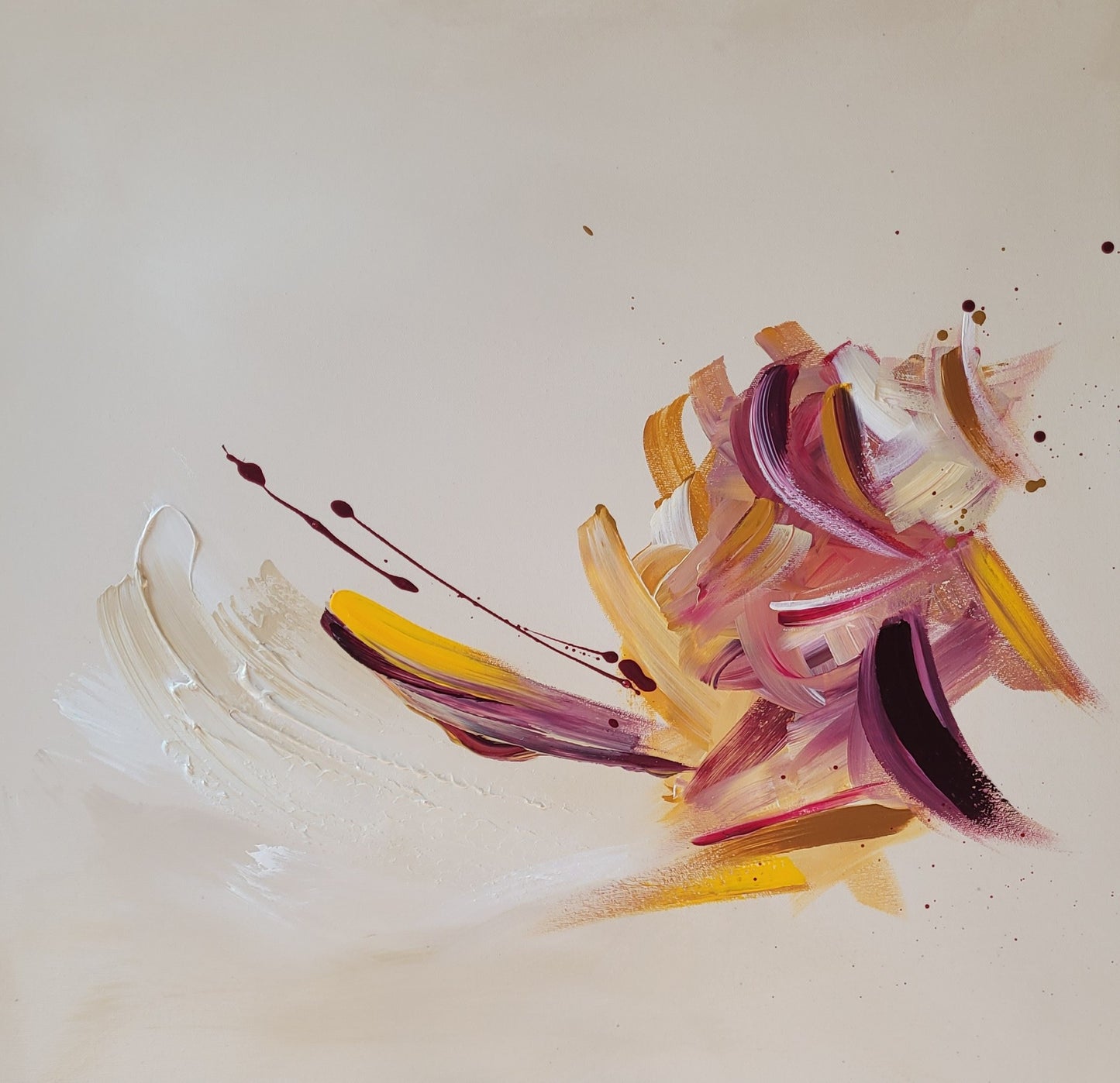 Œuvre abstraite colorée avec des touches de jaune, violet et blanc sur fond beige.