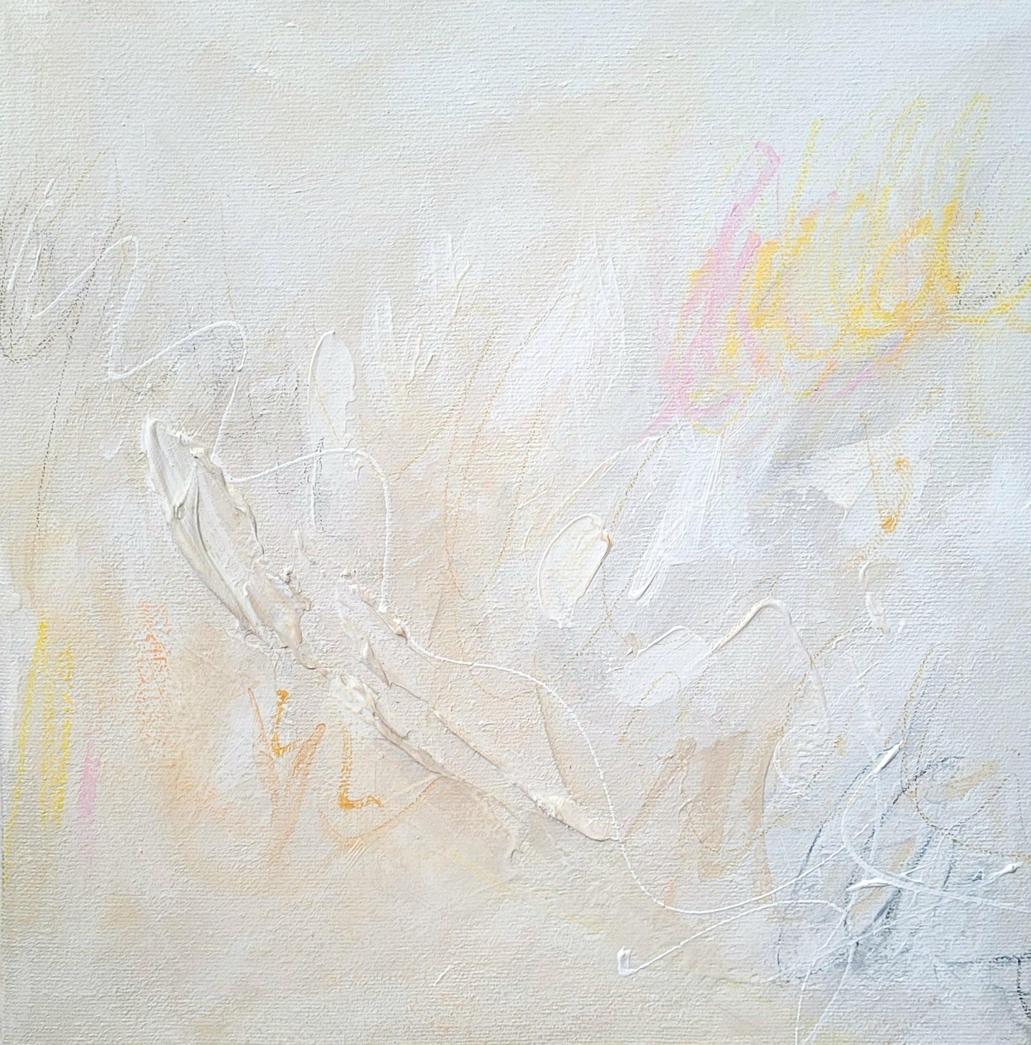 Peinture abstraite claire avec textures blanches et touches jaunes et roses pastel.