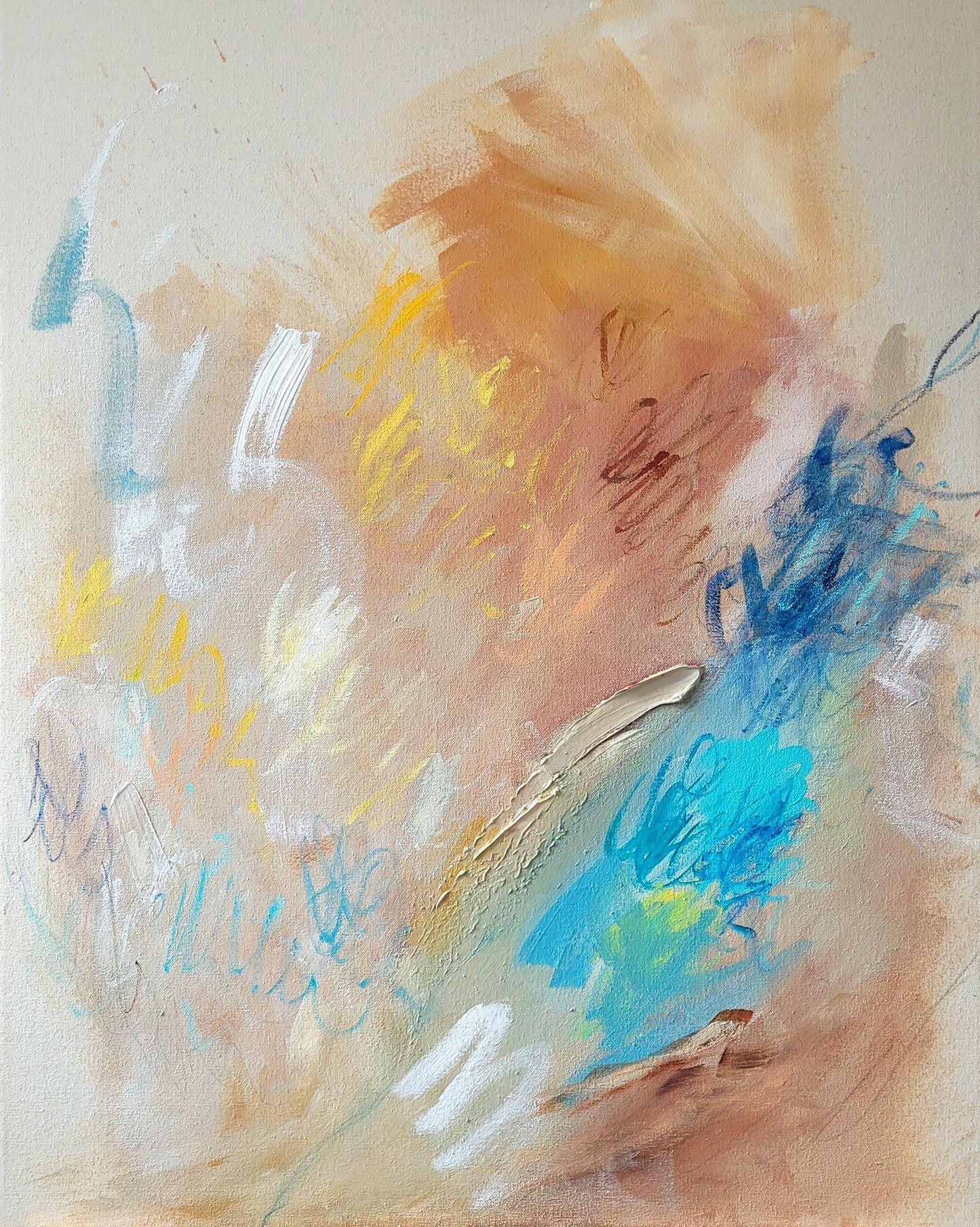 Peinture abstraite aux tons beige, bleu, jaune et blanc, évoquant douceur et mouvement.