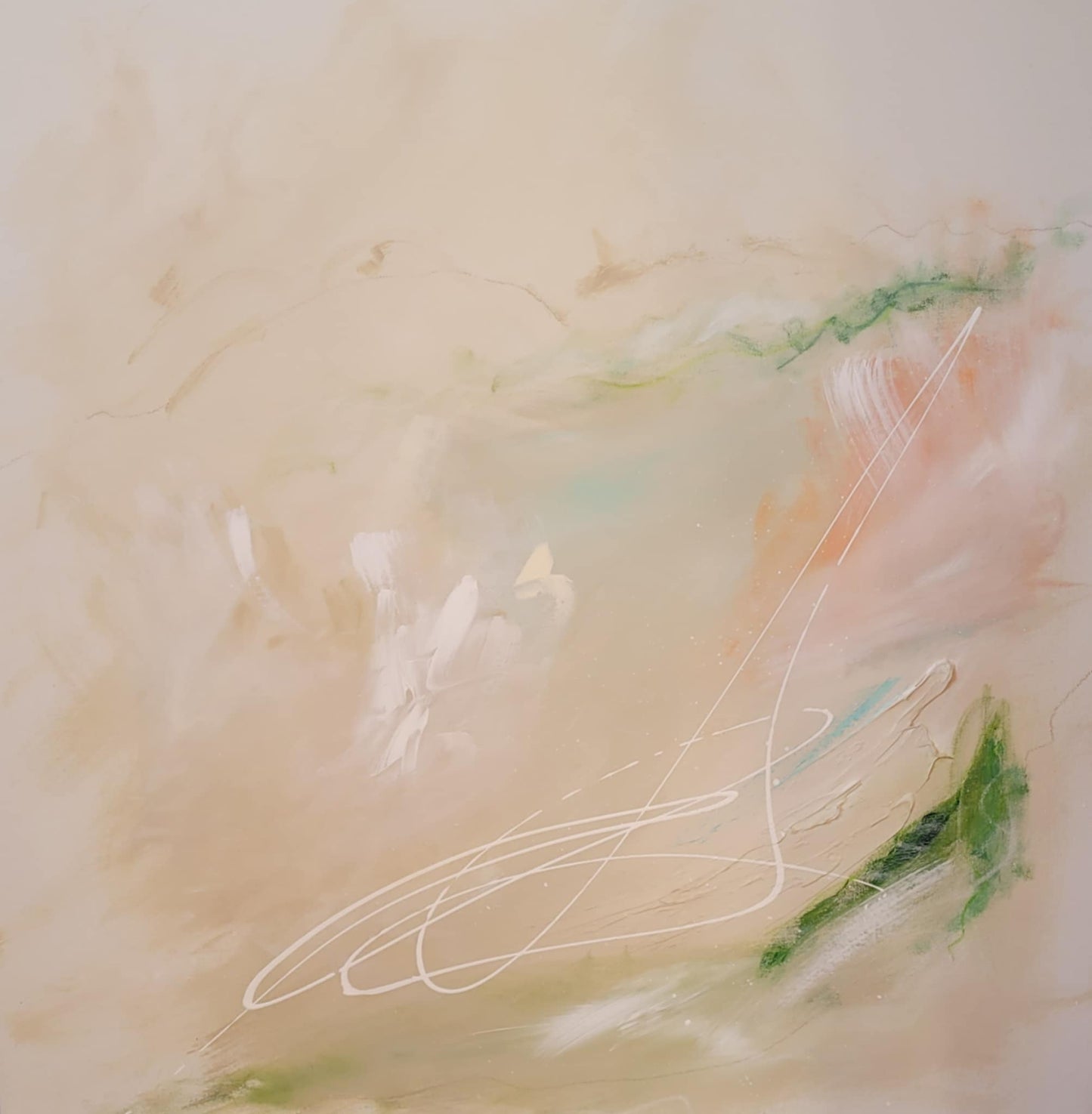 Toile abstraite aux tons pastel, touches de vert et orange, lignes blanches, atmosphère douce