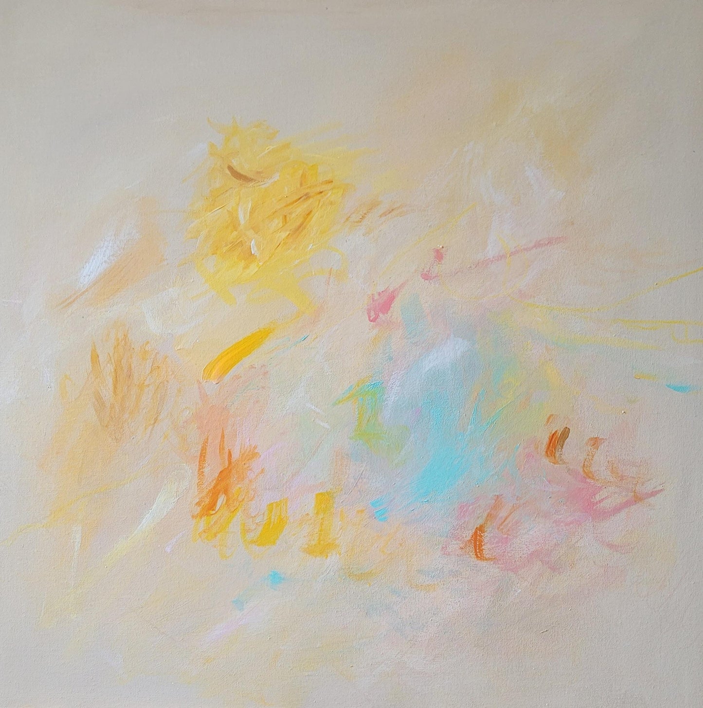 Toile abstraite aux teintes pastel, avec touches jaune, bleu et orange, ambiance douce et légère.