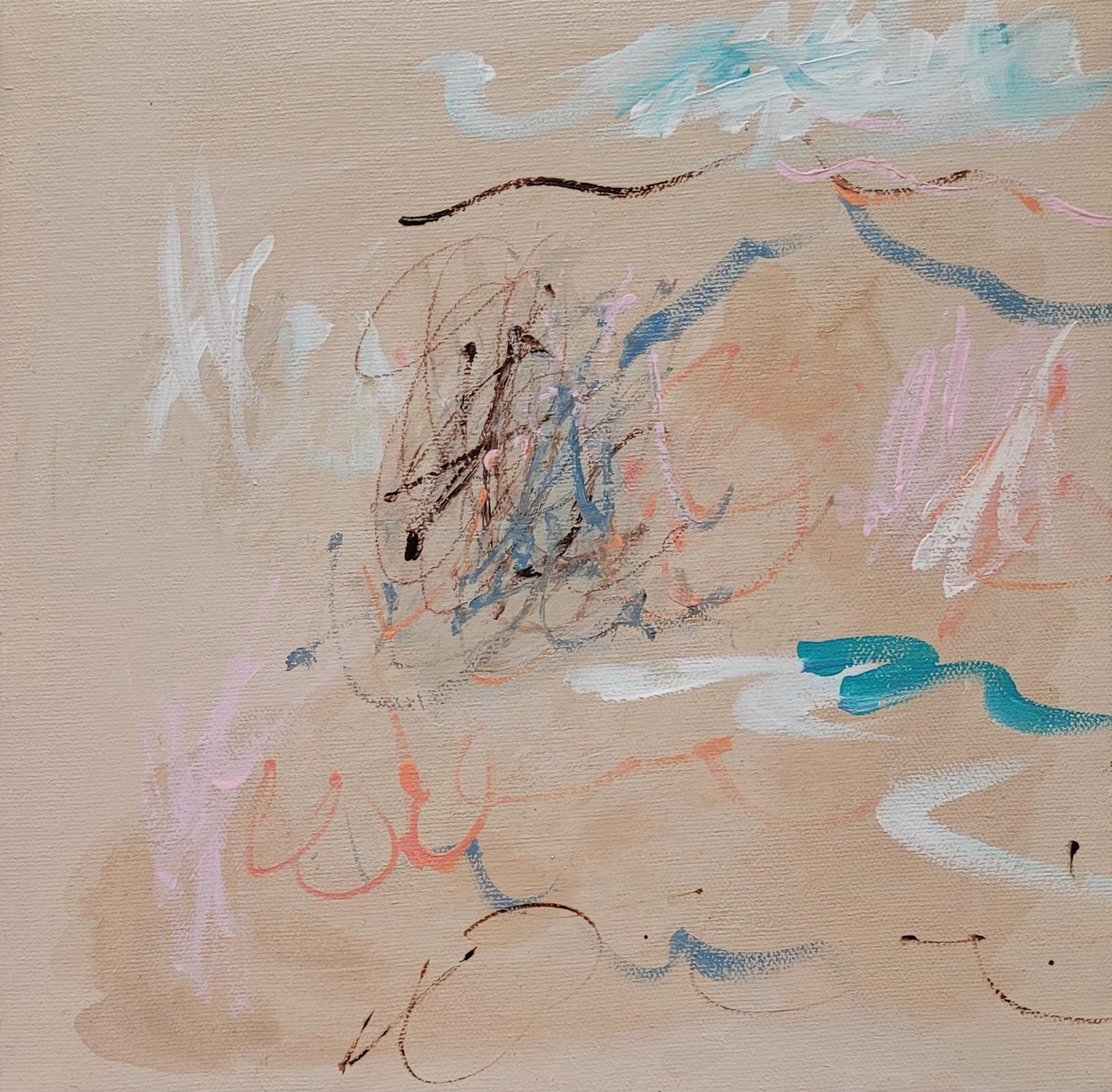 Tableau abstrait aux touches pastel, traits tourbillonnants sur fond beige clair