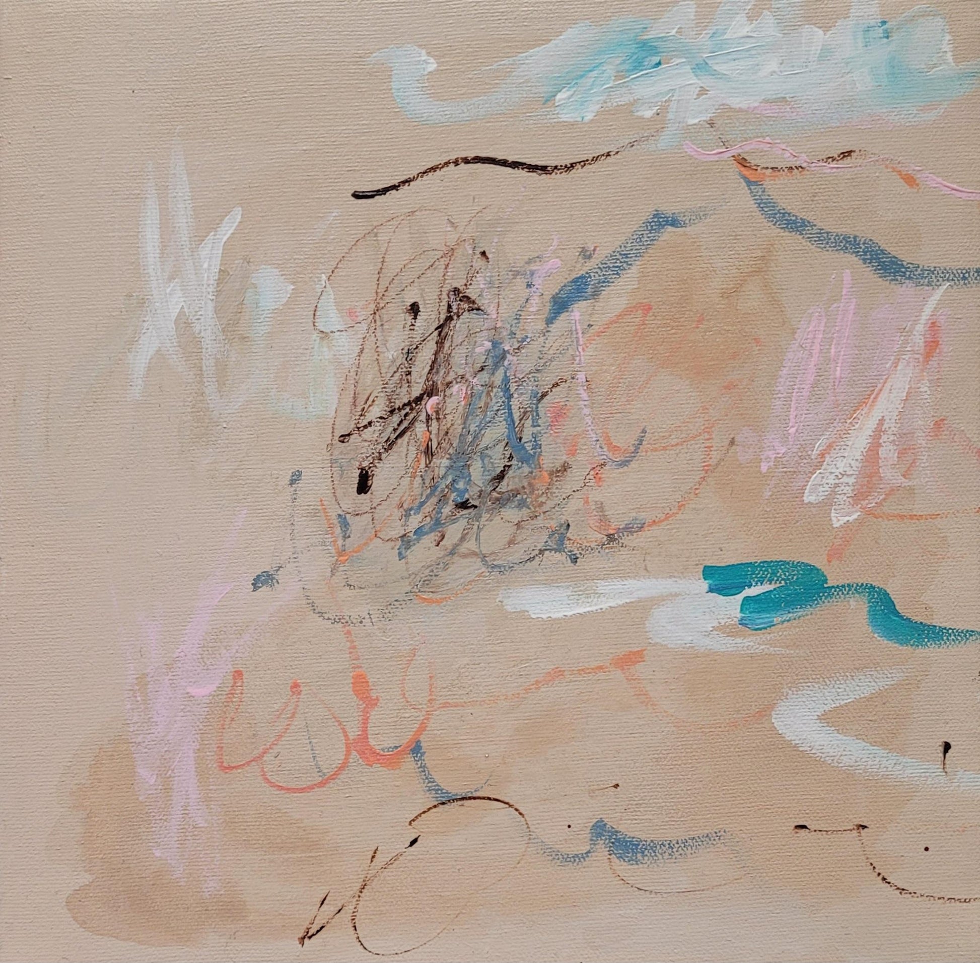 Tableau abstrait aux touches pastel, traits tourbillonnants sur fond beige clair