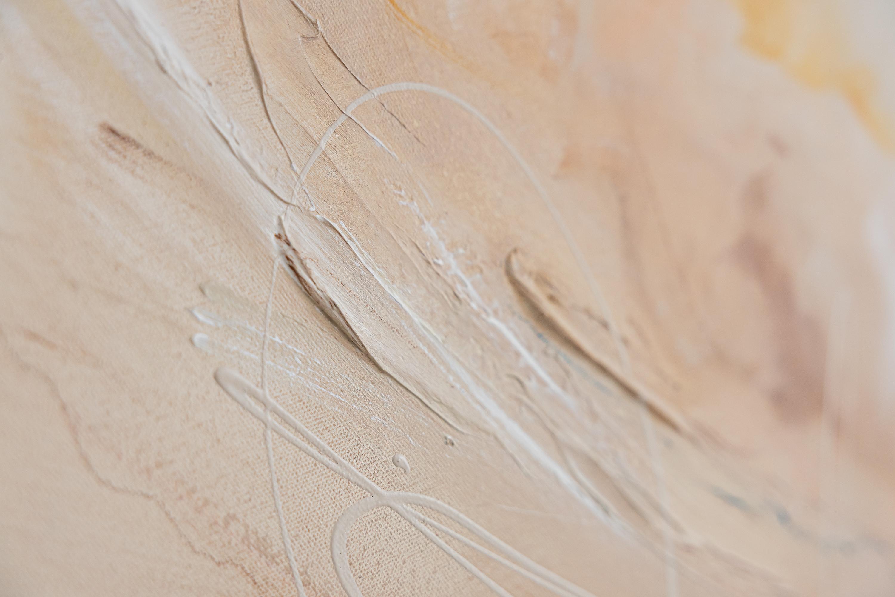 Gros plan d’une peinture abstraite beige avec textures, reliefs et courbes artistiques.