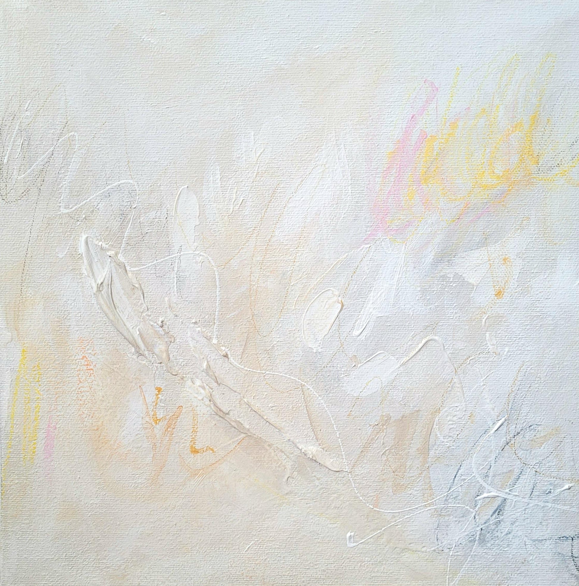 Peinture abstraite claire avec textures blanches et touches jaunes et roses pastel.