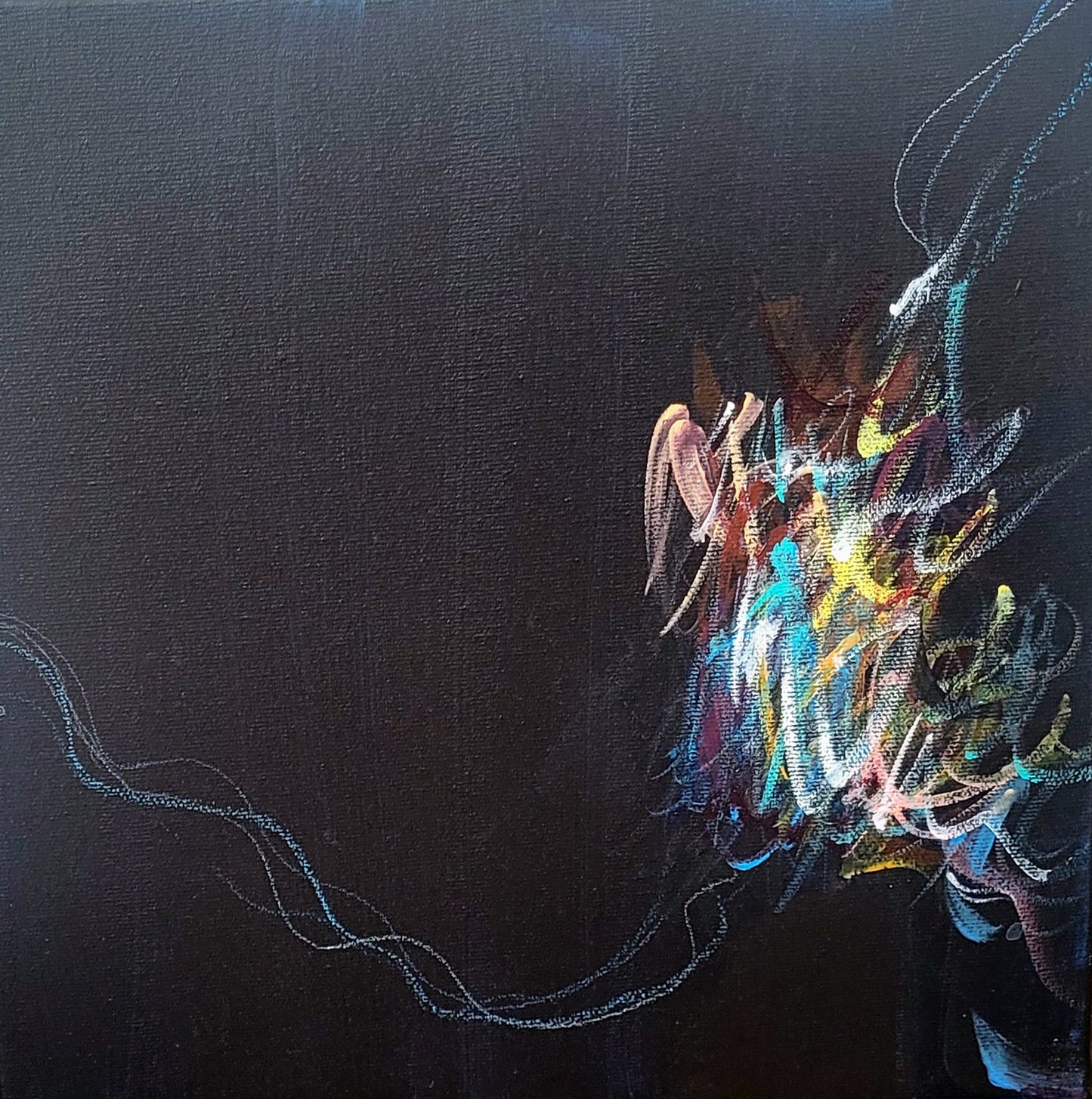 Tableau abstrait sur fond noir avec touches colorées lumineuses et traits dynamiques