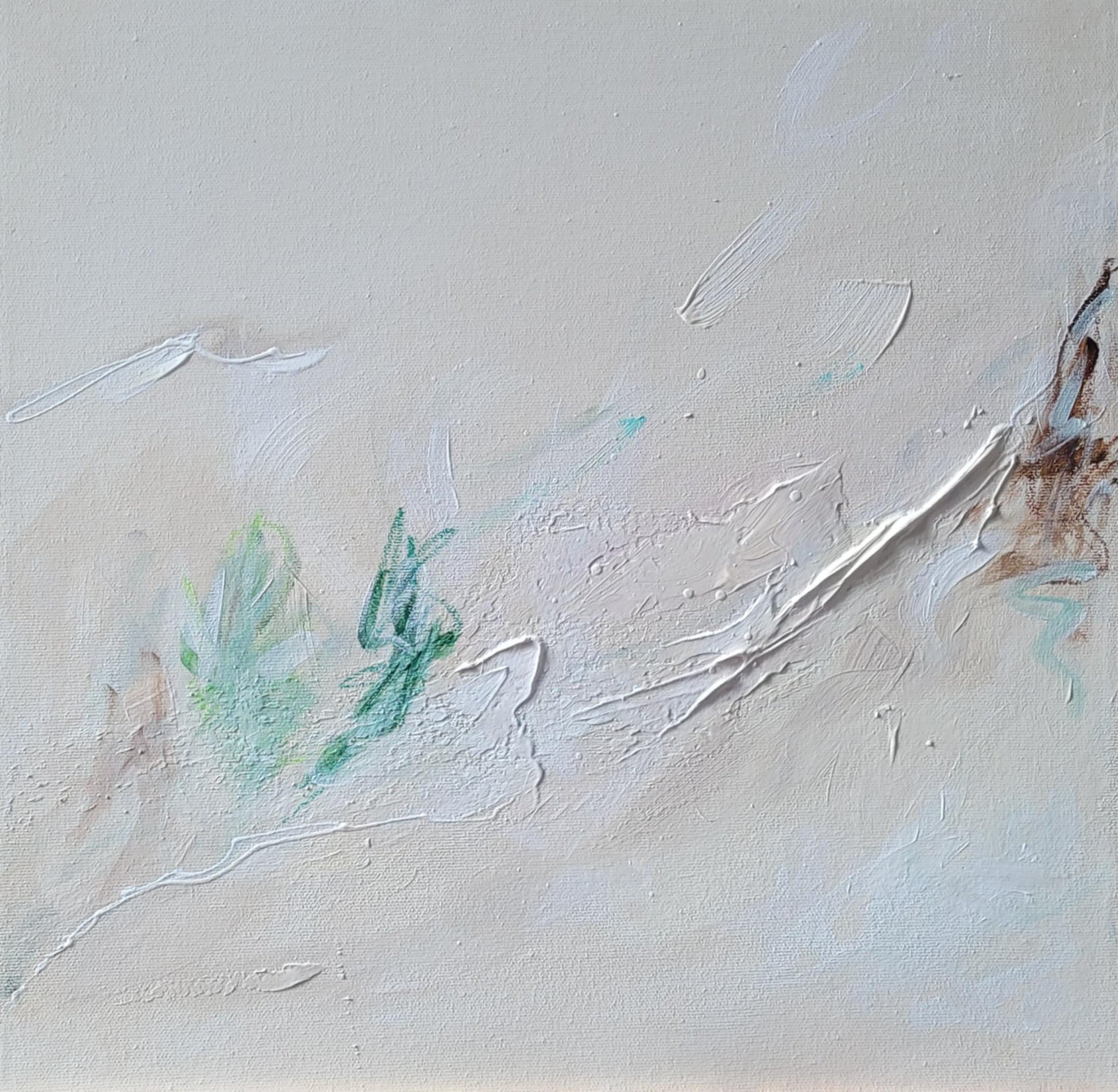 Toile abstraite blanche avec touches de vert, marron et reliefs texturés