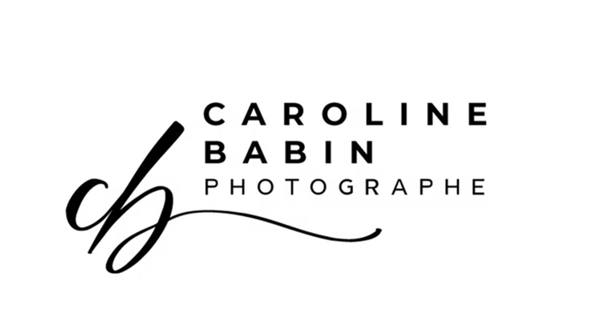 Logo minimaliste en noir, texte 'Caroline Babin Photographe' avec initials stylisées cb.