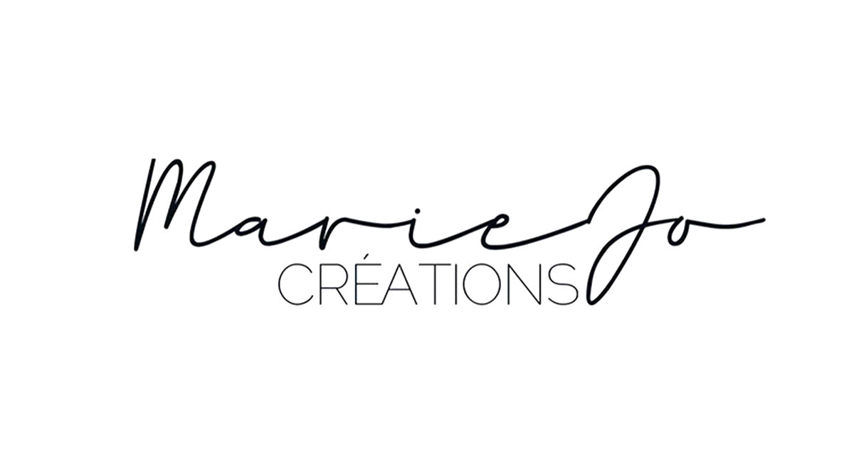 Logo minimaliste noir avec texte manuscrit « MarieJo CRÉATIONS » sur fond blanc.